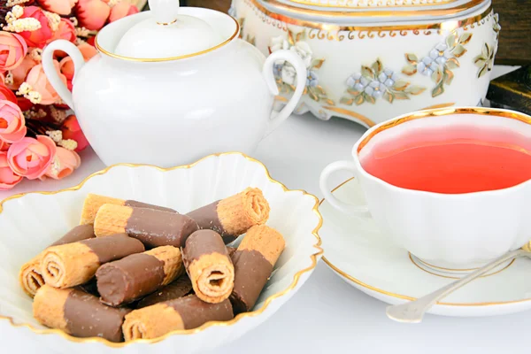 Deliciosas galletas con chocolate en la placa . — Foto de Stock