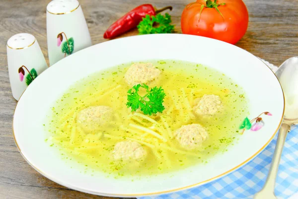 Alimente sănătoase și dietetice: Supă de pui cu chiftele . — Fotografie, imagine de stoc