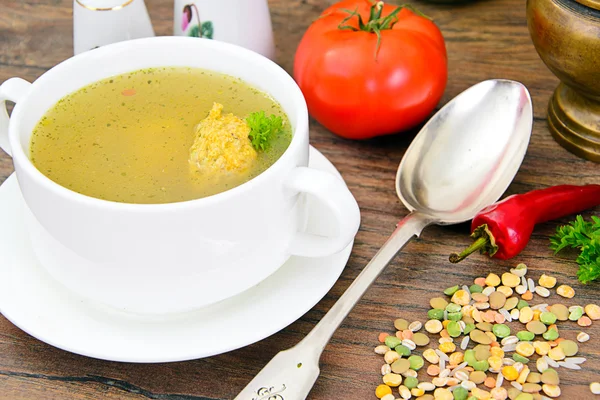 Alimente sănătoase și dietetice: supă cu linte și chiftele . — Fotografie, imagine de stoc