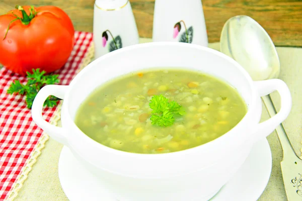 Gezonde en dieetvoeding: soep met linzen en gehaktballen. — Stockfoto