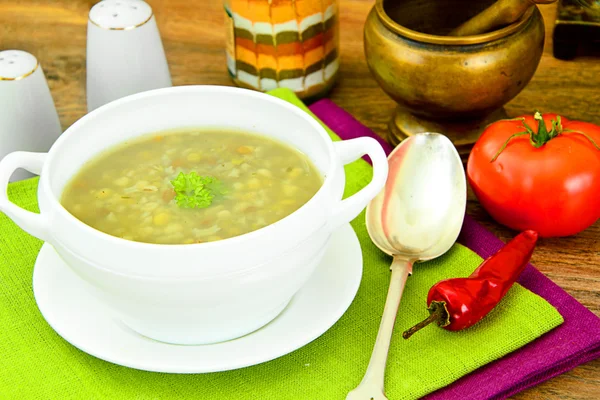 Friska och Diet mat: soppa med linser och köttbullar. — Stockfoto