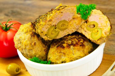 Sağlıklı diyet gıda: tavuk pirzola kabak ile.