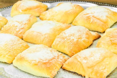 Peynir, elma ve tarçın ile tatlı çörek.