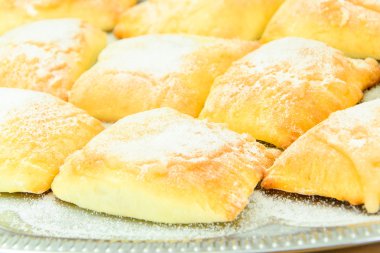 Peynir, elma ve tarçın ile tatlı çörek.