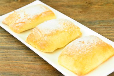 Peynir, elma ve tarçın ile tatlı çörek.