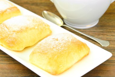 Peynir, elma ve tarçın ile tatlı çörek.