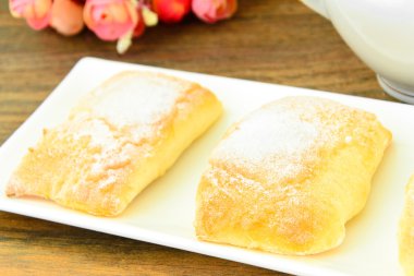 Peynir, elma ve tarçın ile tatlı çörek.