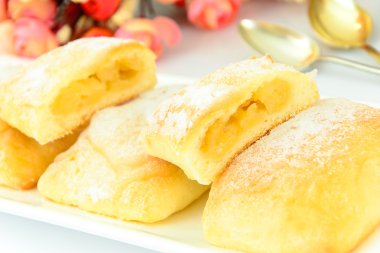 Peynir, elma ve tarçın ile tatlı çörek.