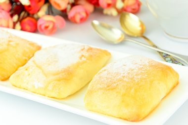 Peynir, elma ve tarçın ile tatlı çörek.