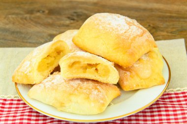 Peynir, elma ve tarçın ile tatlı çörek.