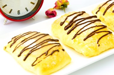 Peynir, elma ve tarçın ile tatlı çörek.