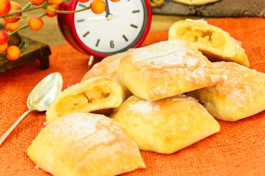 Peynir, elma ve tarçın ile tatlı çörek.