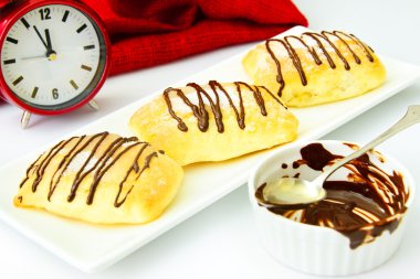 Peynir, elma ve tarçın ile tatlı çörek.