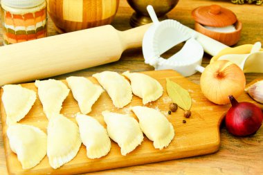 Ham ev yapımı köfte, Rus mantı.