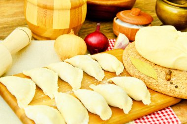 Ham ev yapımı köfte, Rus mantı.