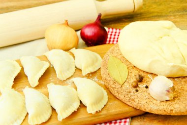 Ham ev yapımı köfte, Rus mantı.