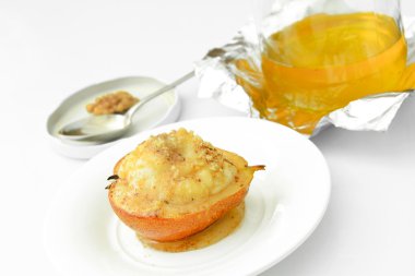 Sağlıklı diyet gıda: Ricotta ve fındık ile armut.