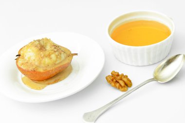 Sağlıklı diyet gıda: Ricotta ve fındık ile armut.