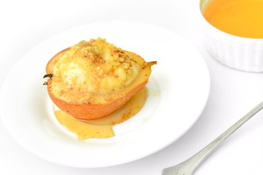 Sağlıklı diyet gıda: Ricotta ve fındık ile armut.