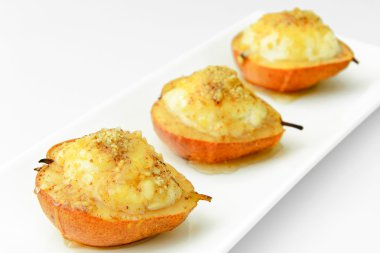 Sağlıklı diyet gıda: Ricotta ve fındık ile armut.