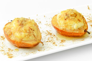 Sağlıklı diyet gıda: Ricotta ve fındık ile armut.