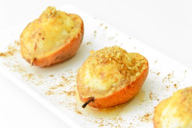 Sağlıklı diyet gıda: Ricotta ve fındık ile armut.