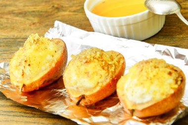 Sağlıklı diyet gıda: Ricotta ve fındık ile armut.