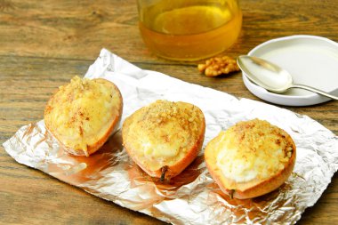 Sağlıklı diyet gıda: Ricotta ve fındık ile armut.