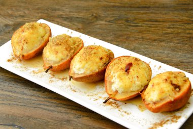 Sağlıklı diyet gıda: Ricotta ve fındık ile armut.