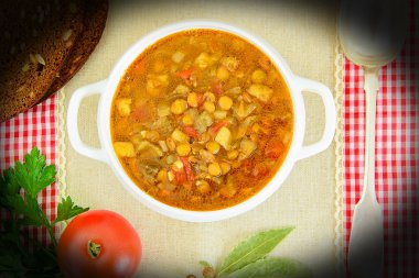 Patlıcan, domates ve soğan ile mercimek çorbası.