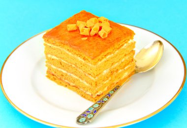 Yoğunlaştırılmış süt, fındık ve bal ile pasta.