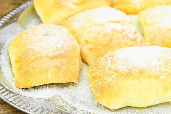 Peynir, elma ve tarçın ile tatlı çörek.