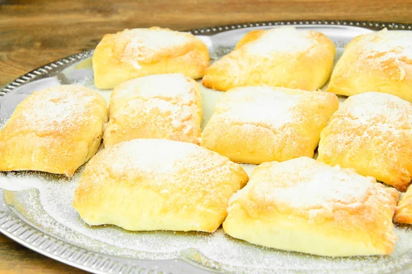 Peynir, elma ve tarçın ile tatlı çörek.