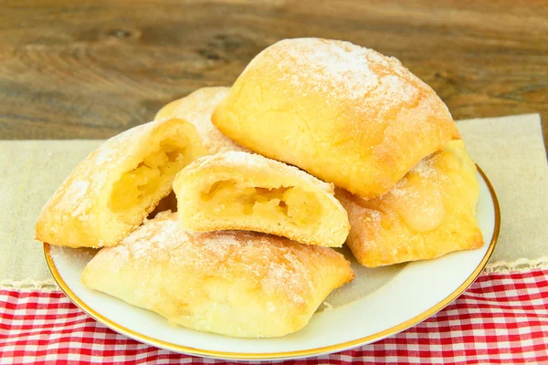 Peynir, elma ve tarçın ile tatlı çörek.