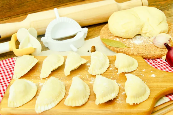 RAW hemlagade dumplings, ryska Pelmeni. — Stockfoto