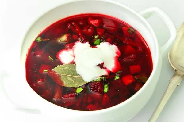 Здоровое питание: суп со свеклой, зеленой фасолью и овощами . — стоковое фото