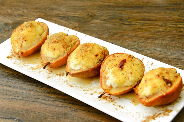 Sağlıklı diyet gıda: Ricotta ve fındık ile armut.