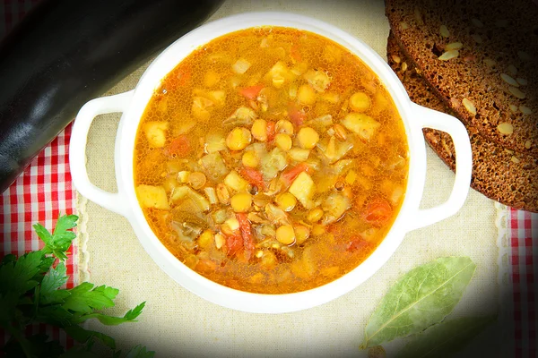 Patlıcan, domates ve soğan ile mercimek çorbası.
