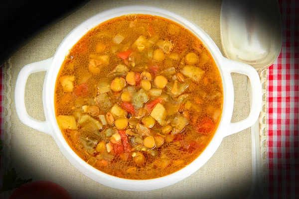 Patlıcan, domates ve soğan ile mercimek çorbası.