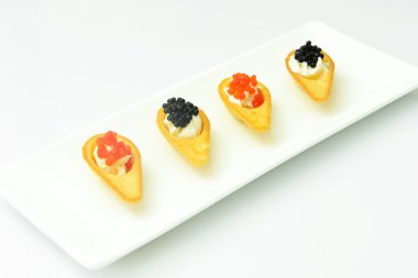 Kırmızı ve siyah havyar ile tartlets.