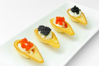 Kırmızı ve siyah havyar ile tartlets.