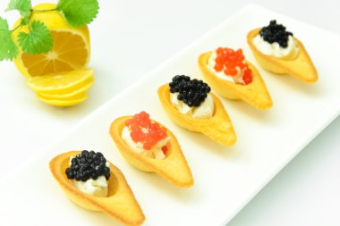Kırmızı ve siyah havyar ile tartlets.