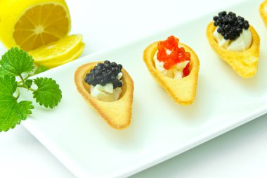 Kırmızı ve siyah havyar ile tartlets.