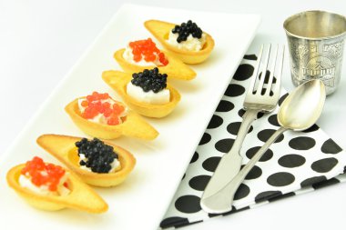 Kırmızı ve siyah havyar ile tartlets.