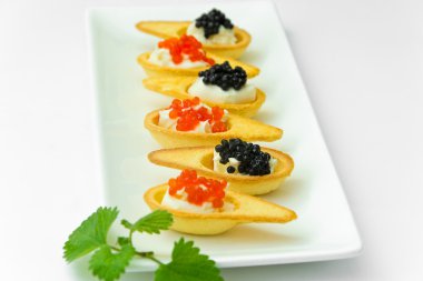 Kırmızı ve siyah havyar ile tartlets.