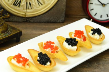 Kırmızı ve siyah havyar ile tartlets.