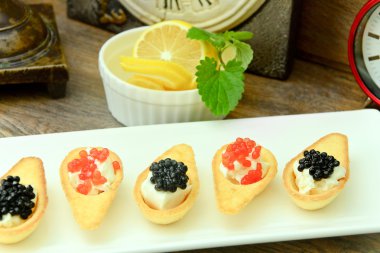 Kırmızı ve siyah havyar ile tartlets.