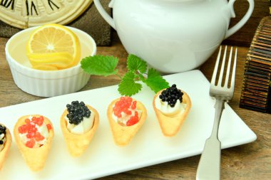 Kırmızı ve siyah havyar ile tartlets.