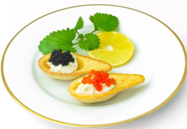 Kırmızı ve siyah havyar ile tartlets.