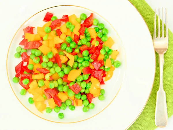 Guisado de legumes suculento. Paprika, ervilhas, cenouras. Alimentos dietéticos . — Fotografia de Stock